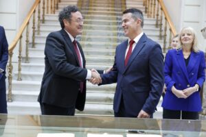 Fiscal General del Estado de España dando la mano a su homólogo bosnio