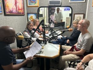 Grabación del programa de radio por la delegación española